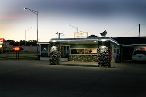 Front of property – evening/night - South T Motel (Spencer)