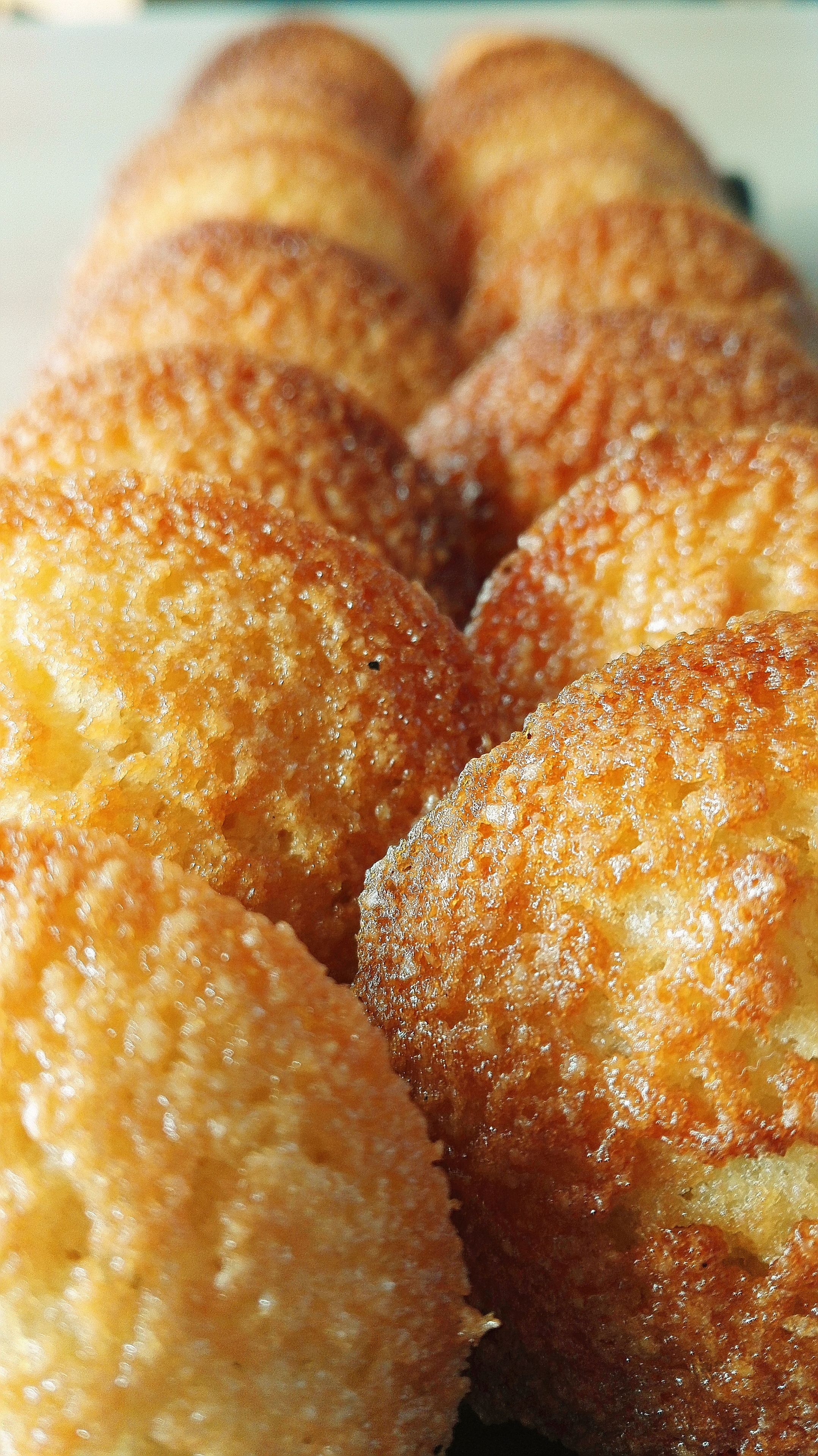 Nahaufnahme eines Lebensmittels mit goldbrauner, knuspriger Textur.