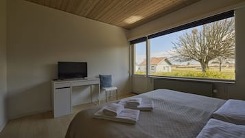 Habitación básica doble, 2 camas individuales, Terraza (1 Extra Bed) | Ropa de cama hipoalergénica, wifi gratis y ropa de cama