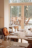 Se sirven cenas, con vista al jardín