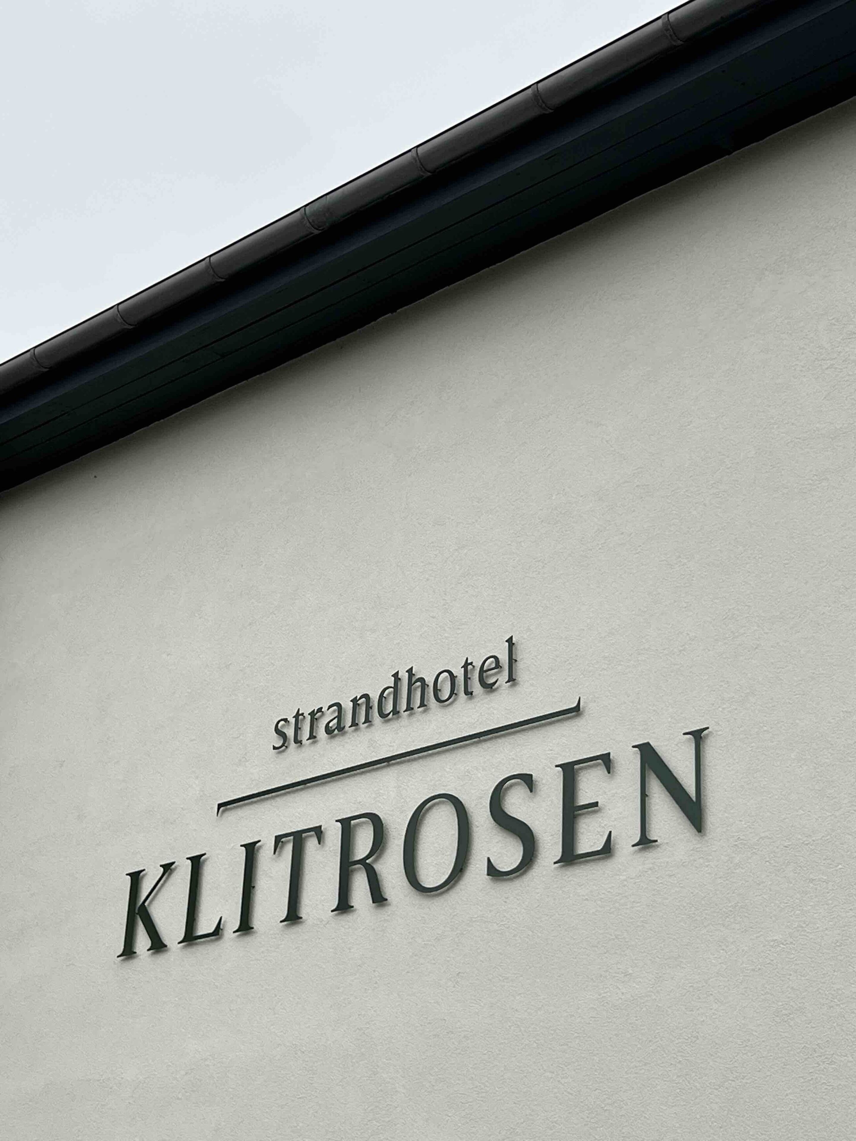 A hotel sign with the name 'strandhotel KLITROSEN'.