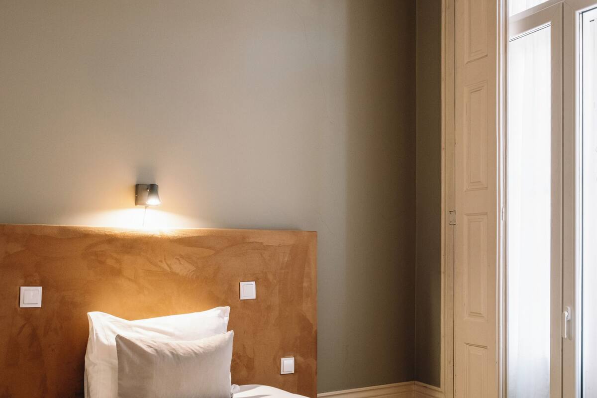 Standaard eenpersoonskamer | Luxe beddengoed, een minibar, een kluis op de kamer, een bureau