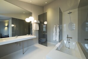 Chambre Double Deluxe | Salle de bain | Articles de toilette gratuits, sèche-cheveux, bidet, serviettes fournies