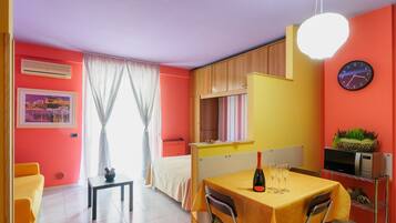 Studio | Khu phòng khách | TV màn hình phẳng 42-inch có truyền hình kỹ thuật số, TV