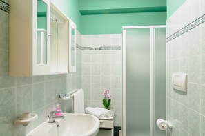 Studio | Bathroom | Shower, hair dryer, bidet, towels