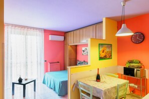 Studio | Khu phòng khách | TV màn hình phẳng 42-inch có truyền hình kỹ thuật số, TV