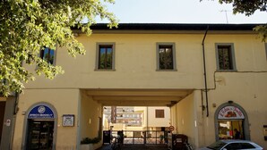 A building with a yellow facade, two visible windows, and a sign for 'L' Eden with Futta'. - Patty's Aparthotel Arezzo (Arezzo)