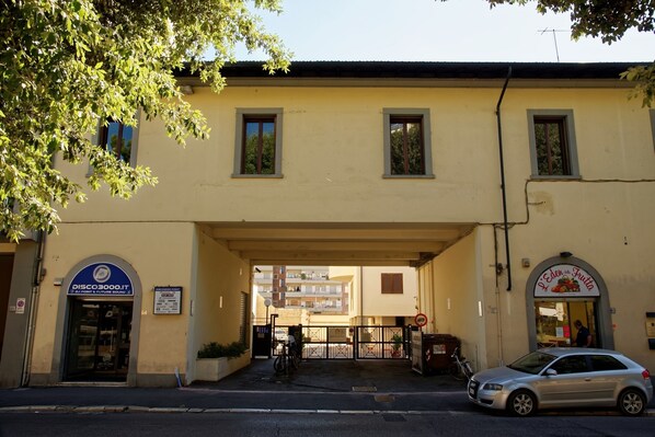 A building with a yellow facade, two visible windows, and a sign for 'L' Eden with Futta'. - Patty's Aparthotel Arezzo (Arezzo)