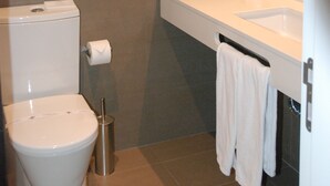 Double or Twin Room | Bathroom sink - Hotel Davilina (Vila Nova de Gaia)
