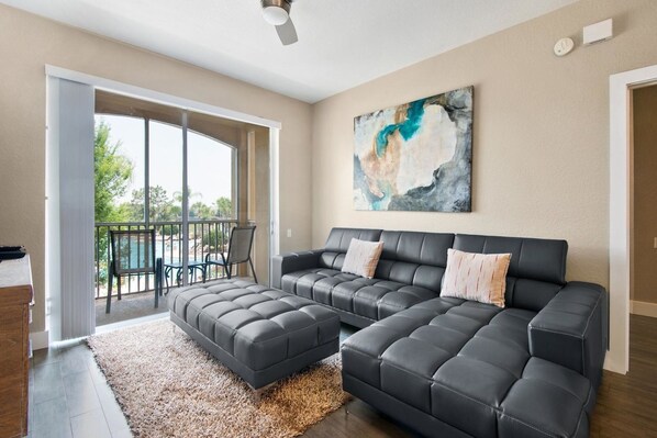 콘도, 침실 3개 | 거실 | TV