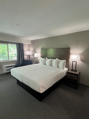 Chambre Deluxe, 1 trÚs grand lit, non-fumeur, réfrigérateur et four à micro-ondes | 1 chambre, fer et planche à repasser, accÚs au Wi-Fi (inclus)
