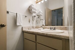 Cabane Standard, 1 grand lit, non-fumeur, réfrigérateur et four à micro-ondes | Salle de bain