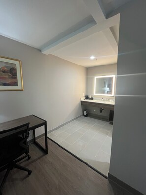 Deluxe Room, 1 Queen Bed, Non Smoking | Bathroom | Free toiletries, hair dryer, towels, soap