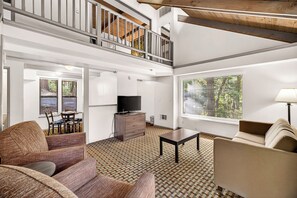 Alpehytte – standard, 1 queensize-seng, ikke-røyk | Oppholdsområde | En 45-tommers Flatskjerm-TV med digitale kanaler samt Netflix