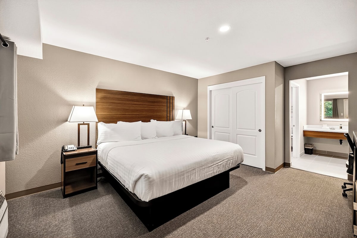Deluxe Room, 1 King Bed, Non Smoking | Iron/ironing board, rollaway beds (surcharge), WiFi (free), bed sheets