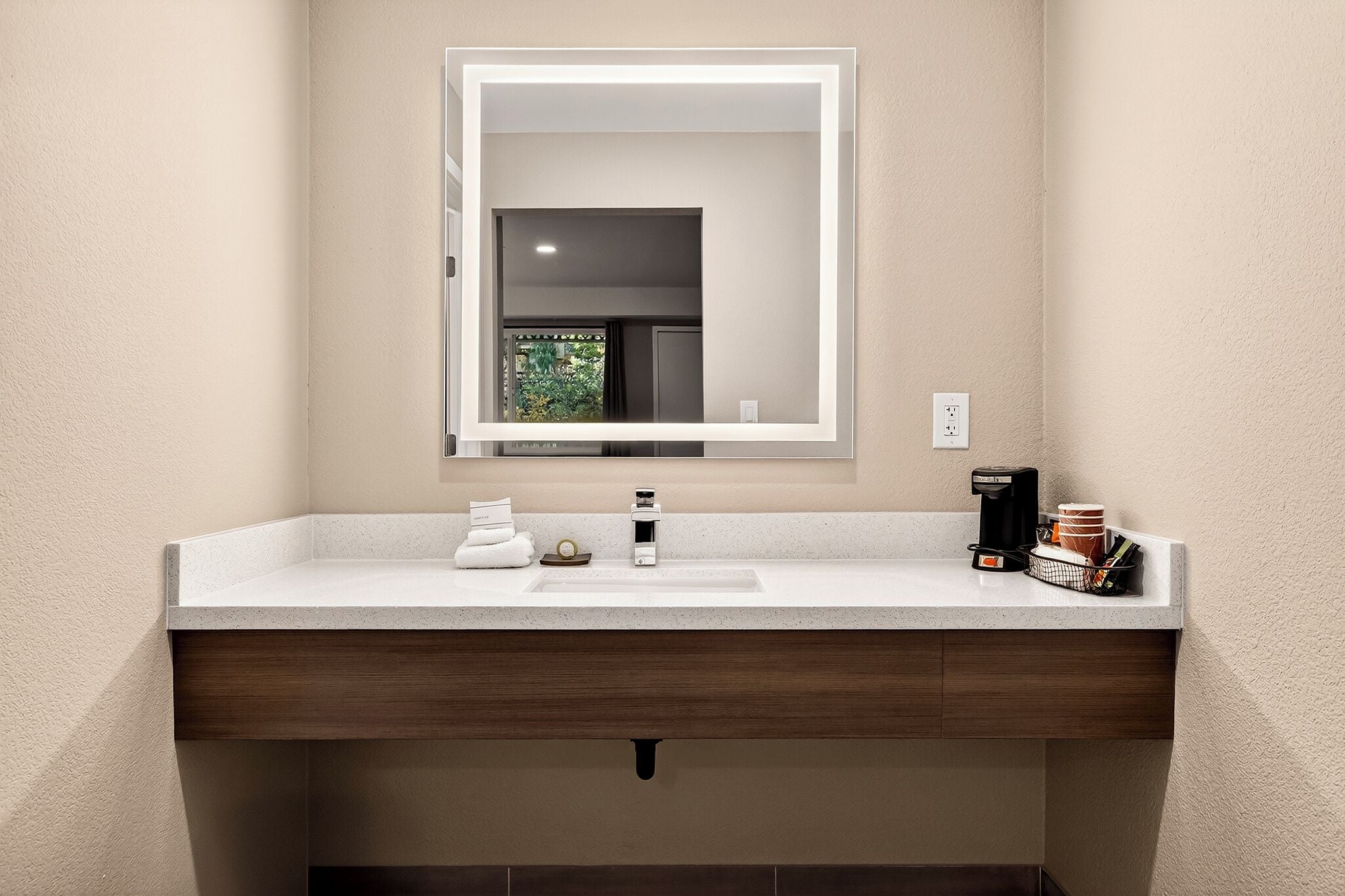 Deluxe Room, 1 King Bed, Non Smoking | Bathroom | Free toiletries, hair dryer, towels, soap