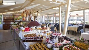 Un buffet proposant une variété de plats et agrémenté d’un centre de table en forme de coccinelle.