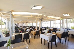 Aamiainen, lounas ja illallinen; ulkoilmaravintola 