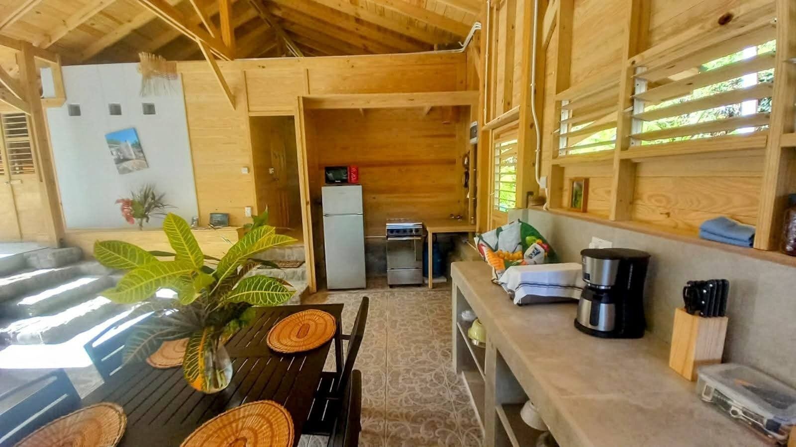 Bungalow Confort, vista a la alberca | Cocina privada | Refrigerador, cafetera de espresso y cafetera y tetera 