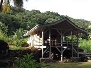 Guava-Cherry Exclusive Cottage | Vistas al jardín