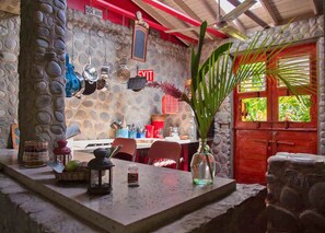 Avocado Gardens Villa (2 Bedrooms) | Cocina privada | Frigorífico, máquina de café espresso y cafetera o tetera