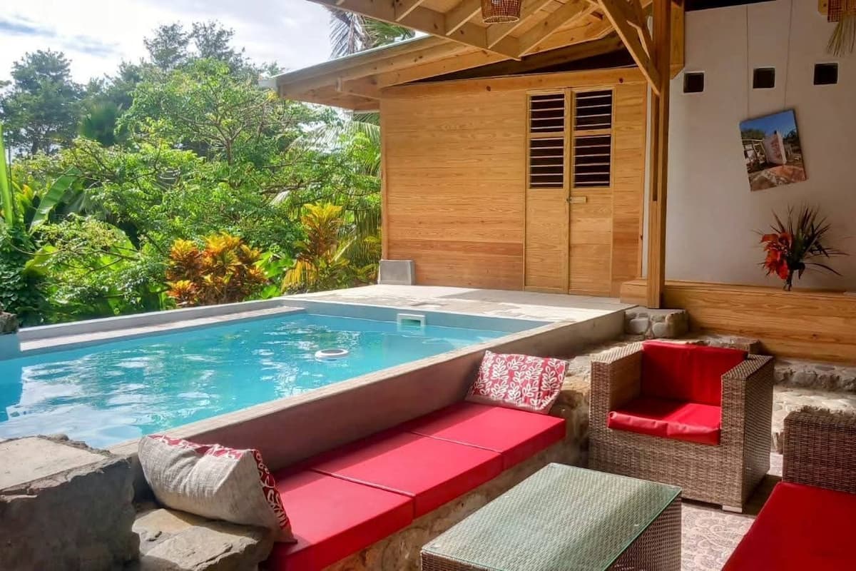 Comfort-bungalow, näköala uima-altaalle | Oleskelualue