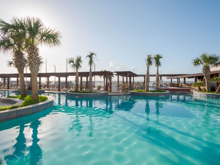 Alberca al aire libre y camastros