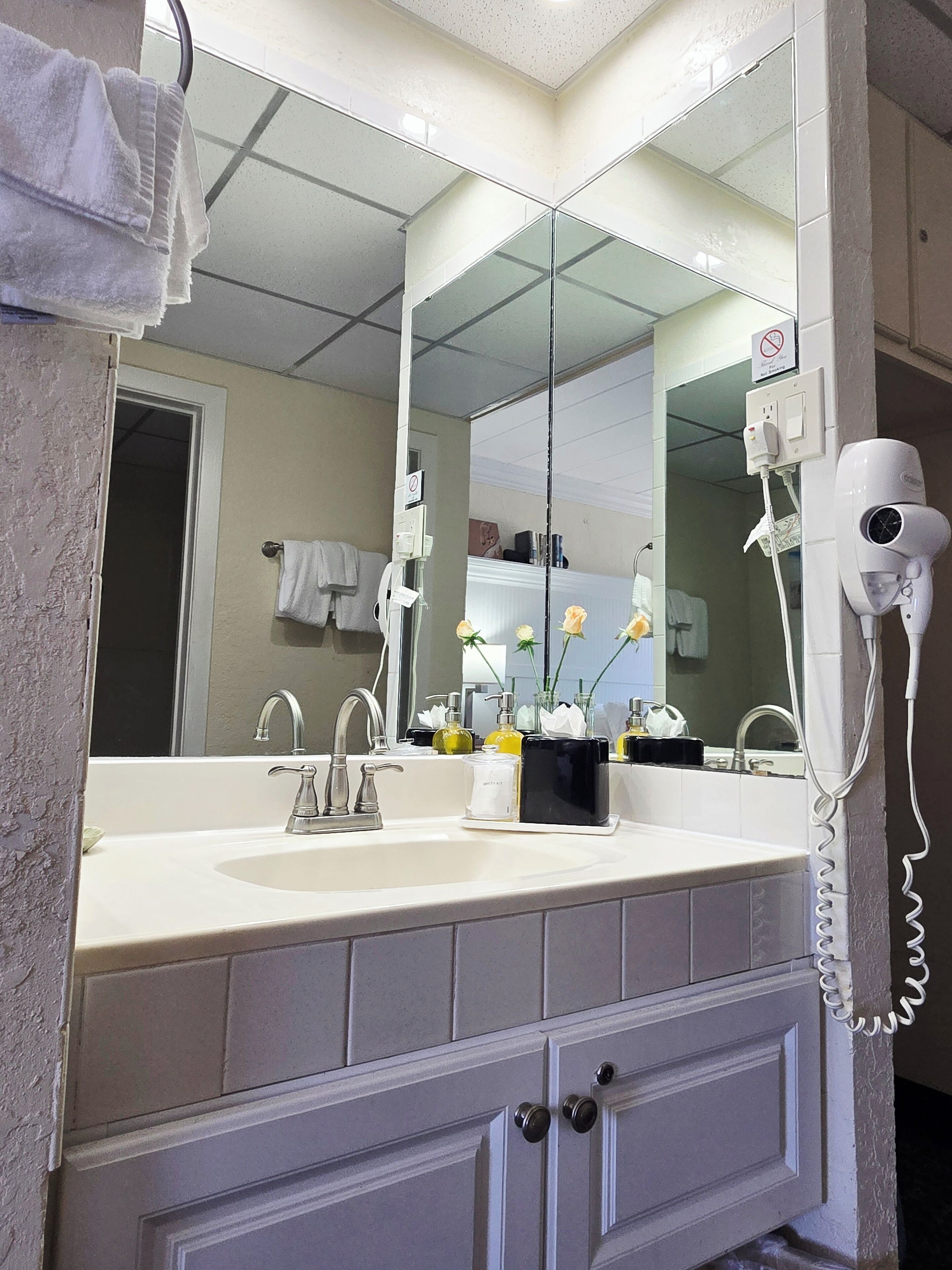 standard single room, 1 king bed, courtyard view | bathroom | free toiletries, towels, soap, shampoo