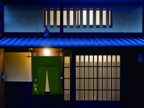 住宿正面 (夜晚)