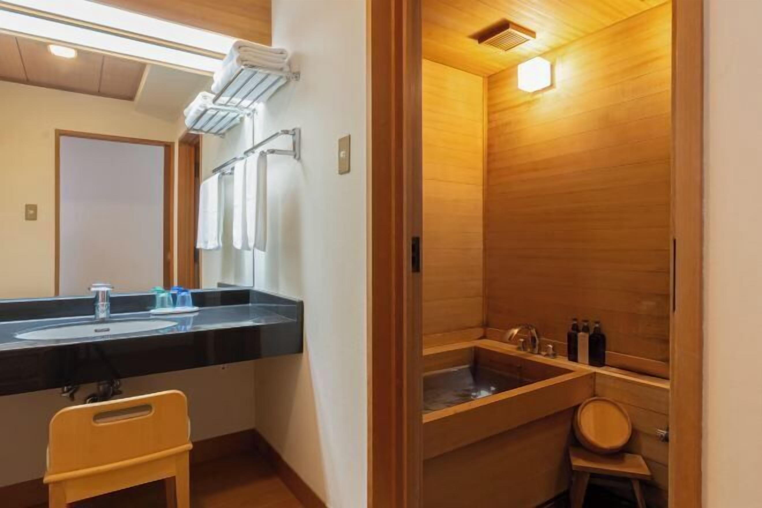 Badeværelse | Bruser, hårtørrer, hjemmesko, et toilet med elektronisk bidet