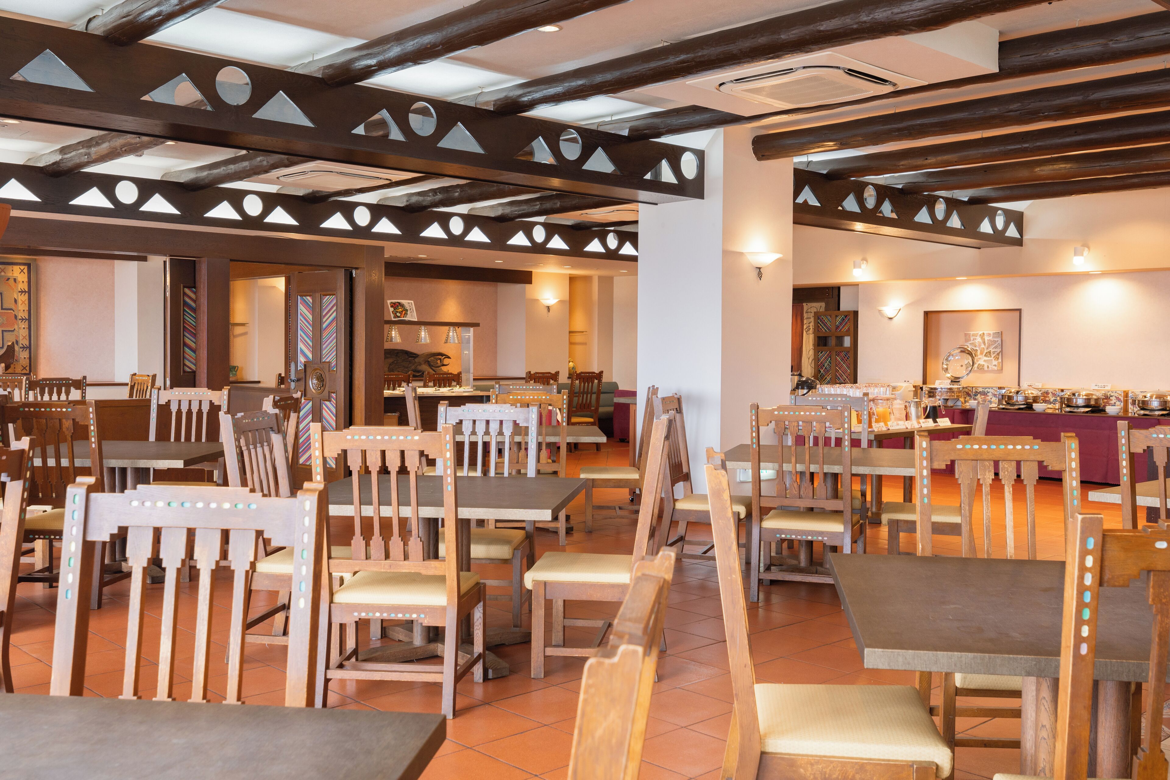 2 restaurants, breakfast served