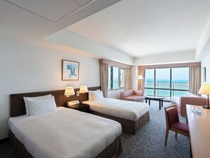 Schreibtisch, Verdunkelungsvorhänge, Bügeleisen/Bügelbrett