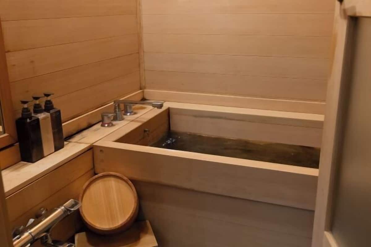 Salle de bain | Douche, sèche-cheveux, chaussons, toilettes avec bidet électronique