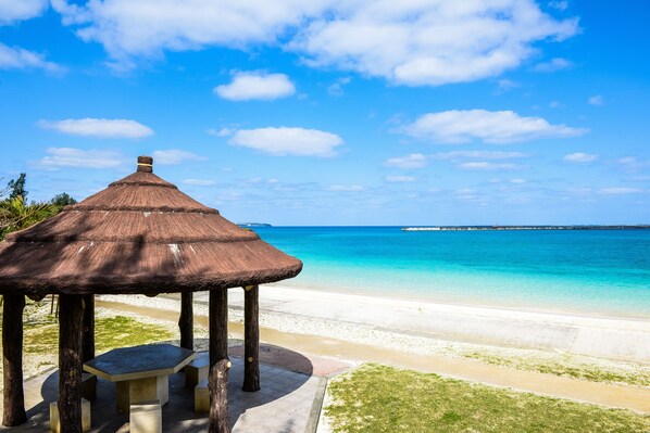 Nära stranden och vit sandstrand