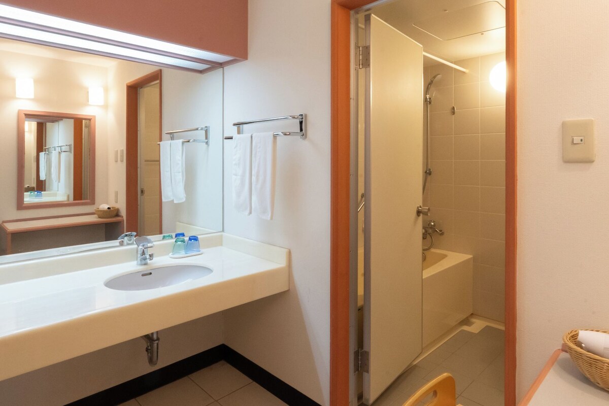 Douche, sèche-cheveux, chaussons, toilettes avec bidet électronique