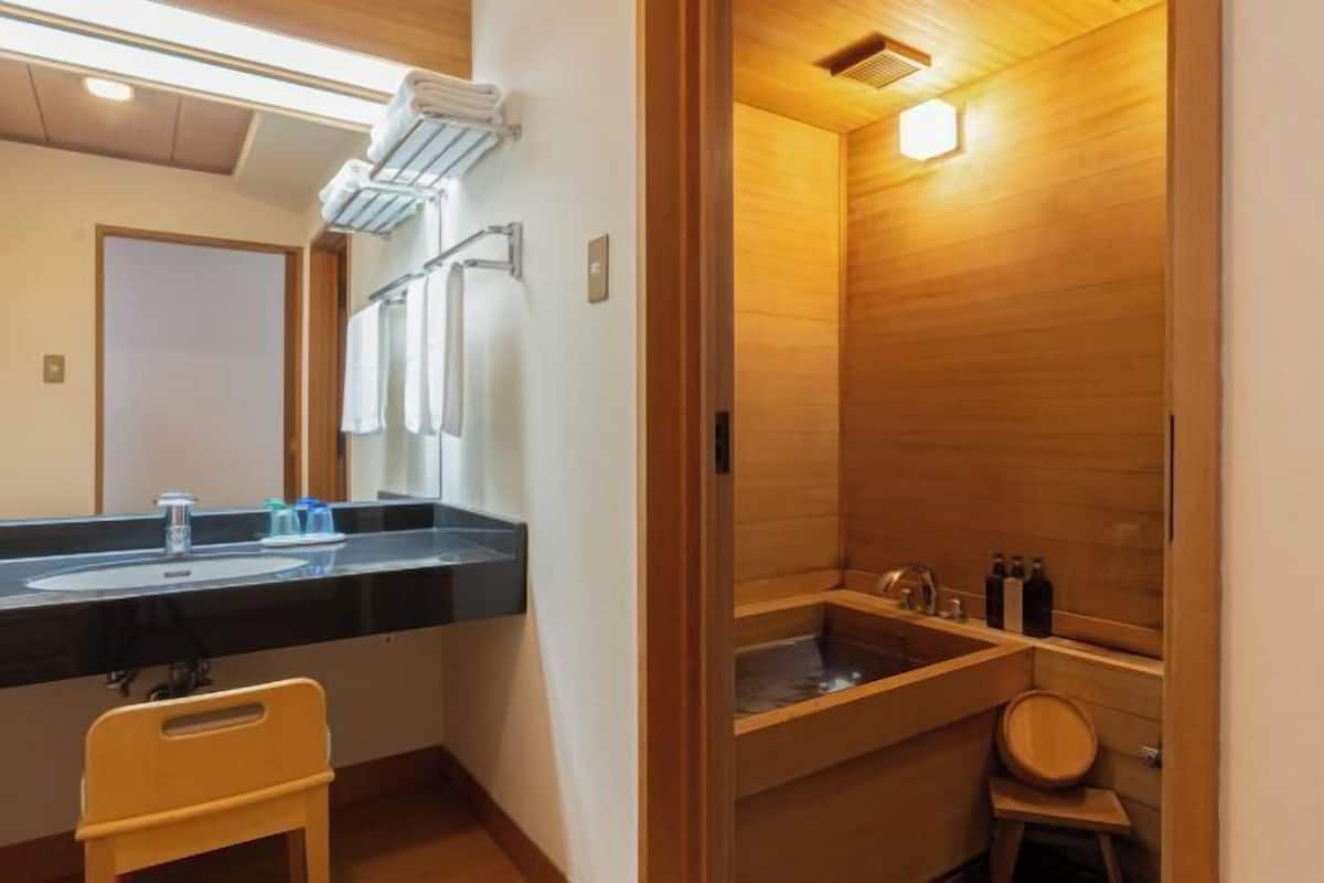 Salle de bain | Douche, sèche-cheveux, chaussons, toilettes avec bidet électronique