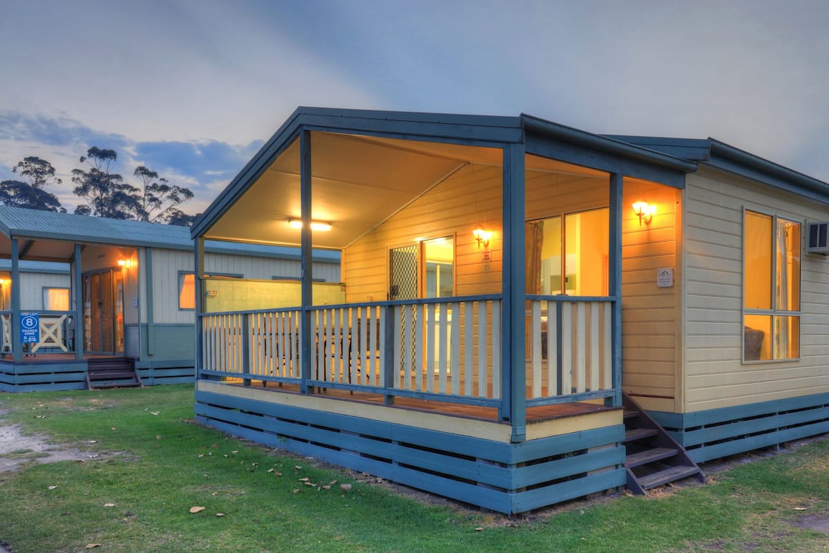 Standaard villa, bubbelbad | Voorkant accommodatie - avond/nacht