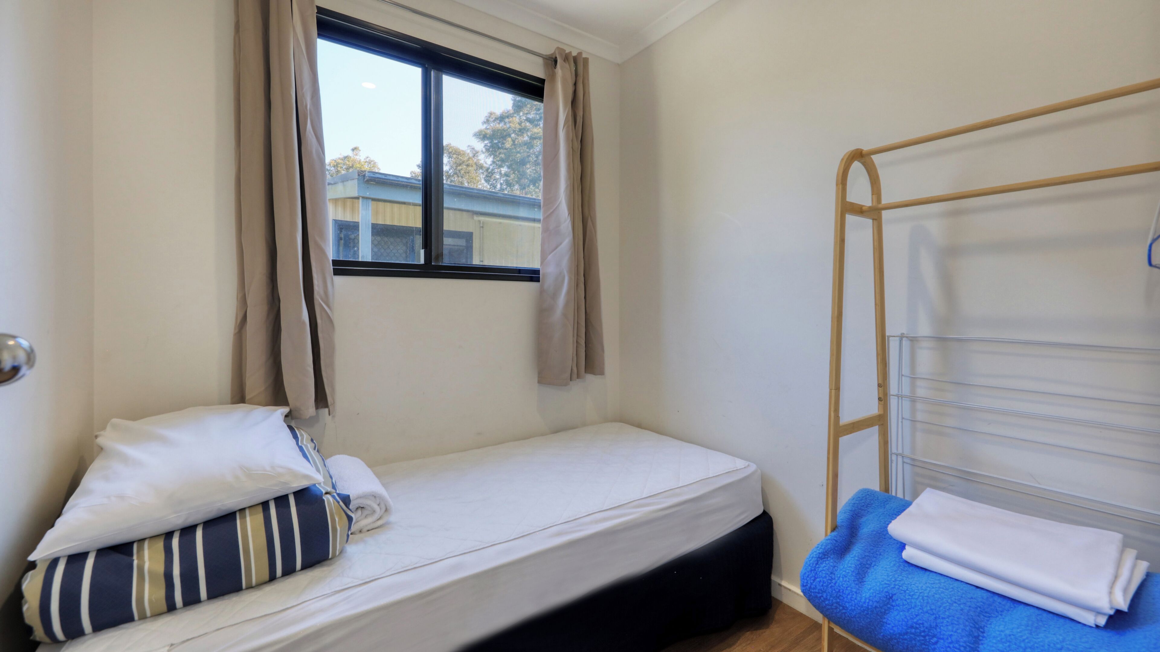 Lookout Point Villa - 3 Berth (Double and Single Bed) - No Pets Allowed budget cabin | Free WiFi, bed sheets