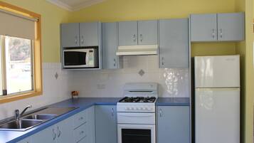 Frigorifero con congelatore, microonde, piano cottura