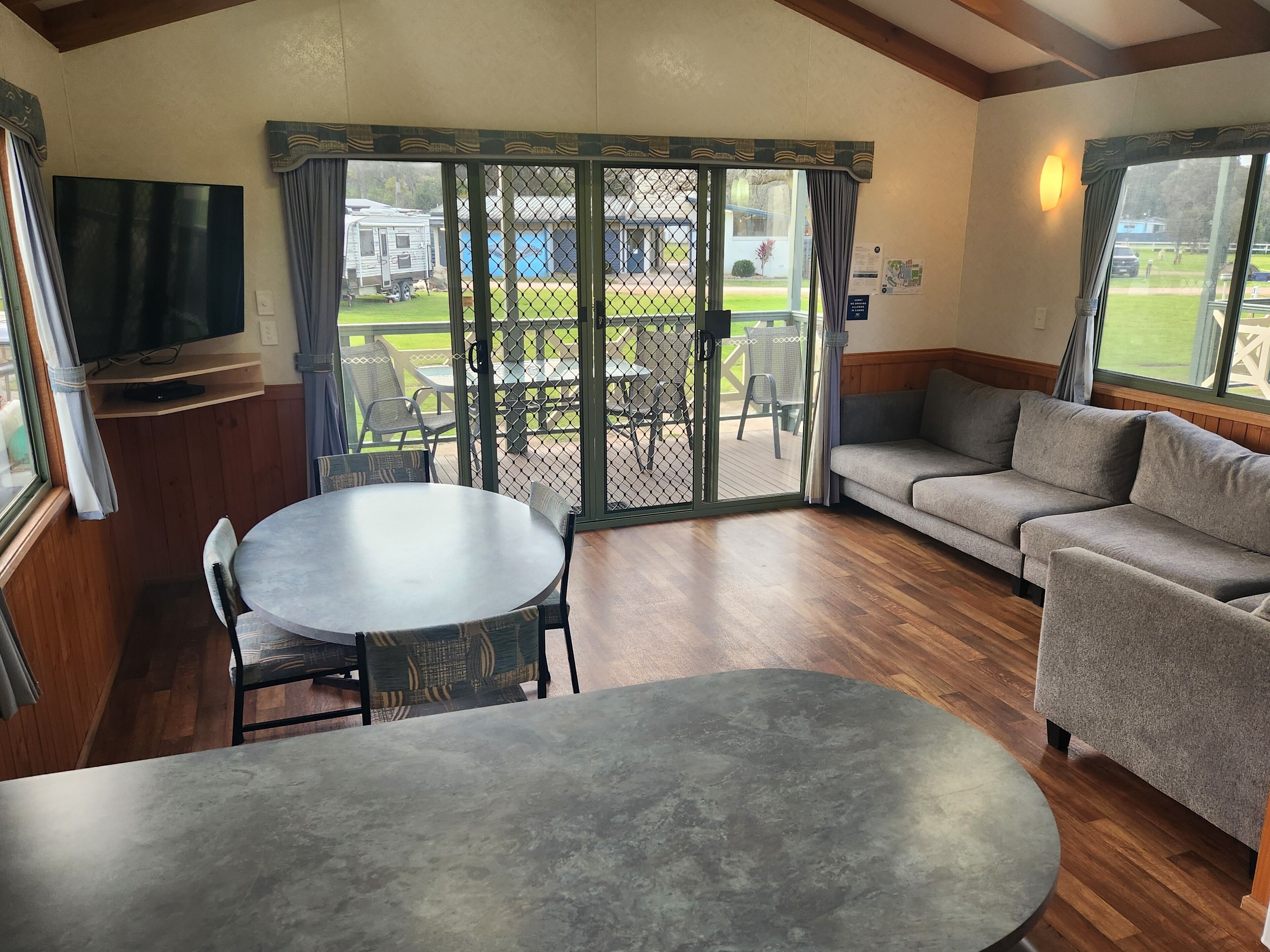 ヴィラ | リビング エリア | 薄型テレビ