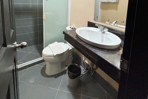 Standard-Zweibettzimmer | Badezimmer | Dusche, Regendusche, kostenlose Toilettenartikel, Haartrockner