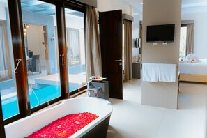 Honeymoon Villa | 浴室 | 淋浴设施、大花洒淋浴喷头、吹风机、拖鞋