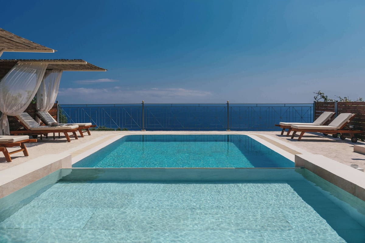 Villa Supérieure, 2 chambres, piscine privée | Coin séjour | Télévision à écran plat, cheminée, lecteur de DVD