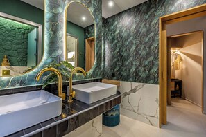 Emerald Honeymoon Deluxe Suite | Bathroom