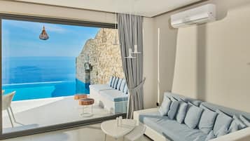 Honeymoon Suite, 1 King Bed, Ocean View | Living area | 21-inch flat-screen TV with satellite channels, plasma TV, fireplace