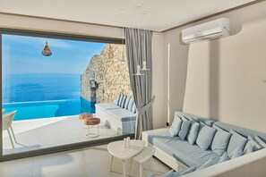 Suite – honeymoon, 1 kingsize-seng, havutsikt | Oppholdsområde | En 21-tommers Flatskjerm-TV med Parabol-TV samt plasma-TV og peis