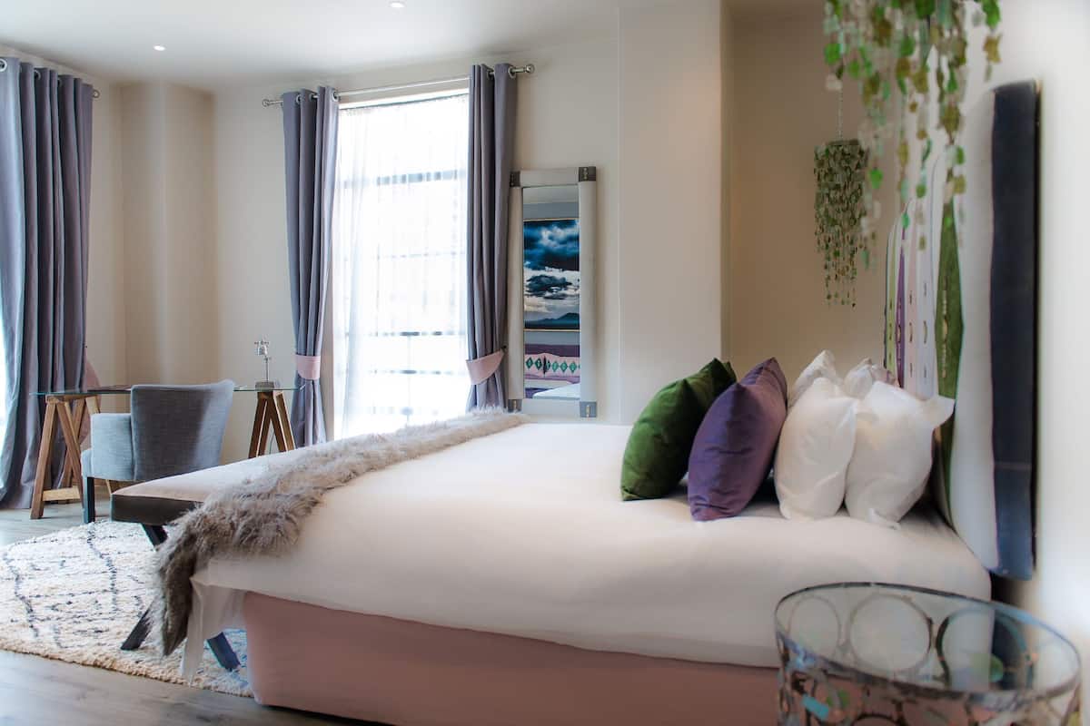 deluxe tos side | 1 bedroom, premium bedding, minibar, in-room safe