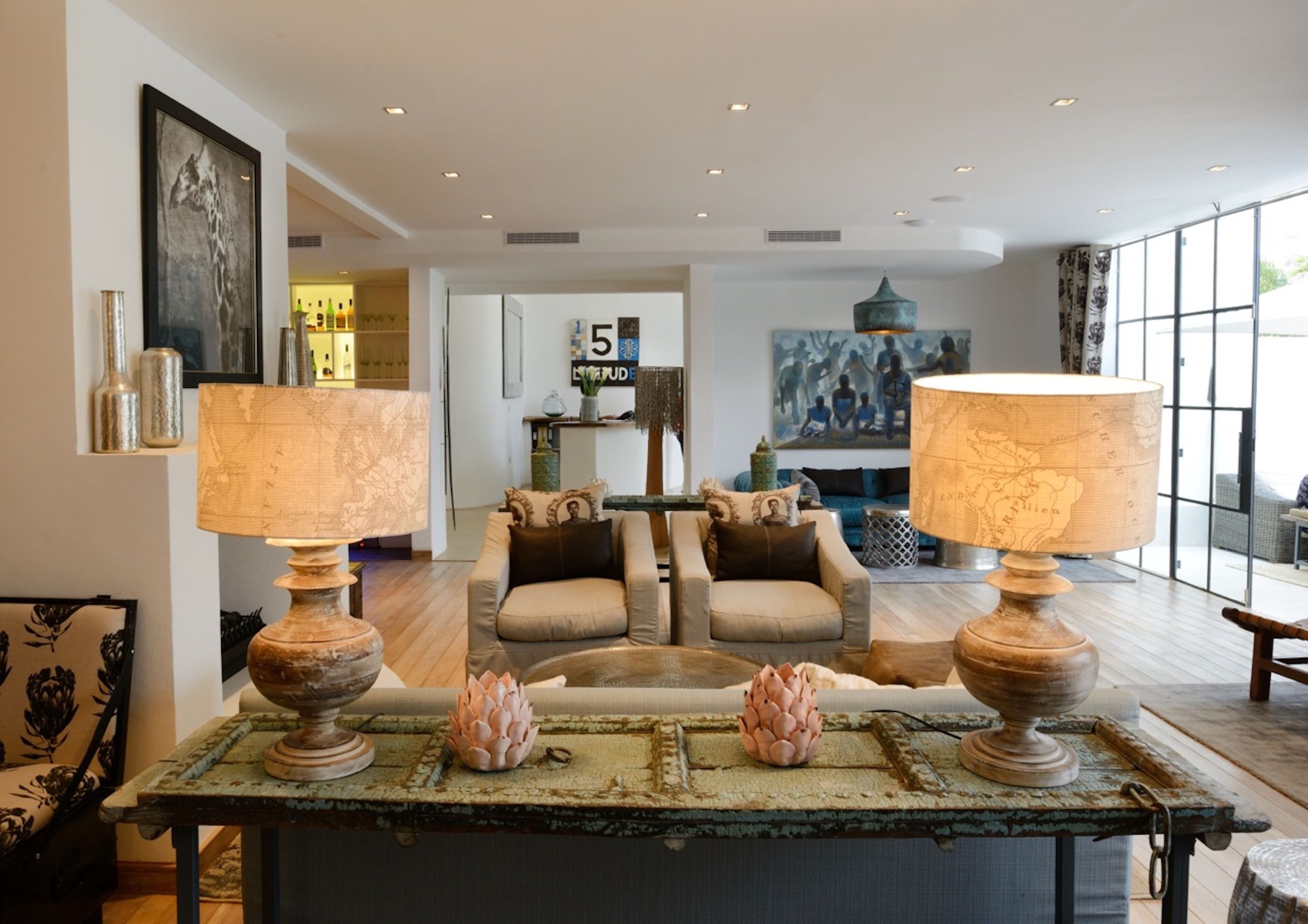 2 bars/lounges, poolside bar