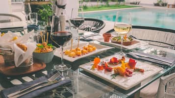 2 restaurantes; se sirven desayunos