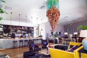 2 bars/lounges, poolside bar